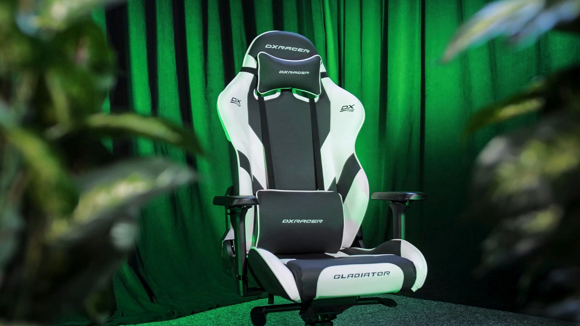 Apex sedací zařízení: DXRacer GLADIATOR GB001/NW