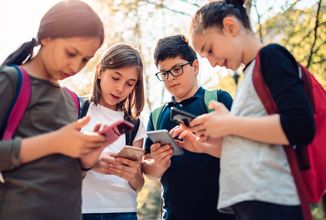 OSN upozorňuje na možné nebezpečí spojené s mobilními telefony ve školách