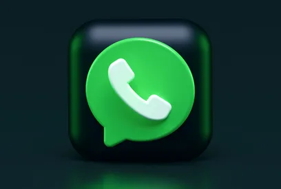 WhatsApp zavádí nový design a „temnější“ tmavý režim
