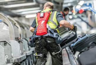 Bionické exoskeletony pomáhají zaměstnancům zvedat předměty