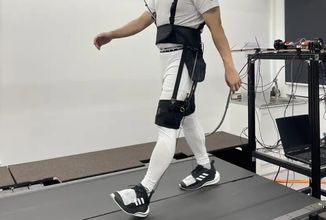 Vědci představili nový robot, který pomáhá lidem s chůzí