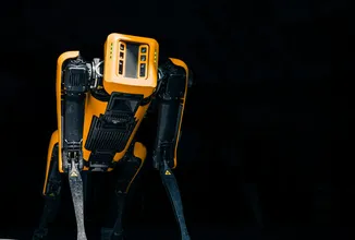 Humanoidní roboti běželi půlmaraton v Pekingu, oproti loňsku překonali několik rekordů