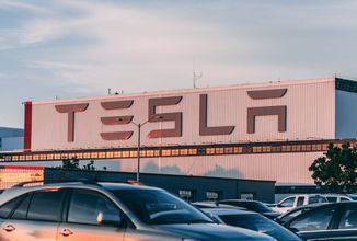Automobilka Tesla je vyšetřována kvůli problémům s autopilotem a reklamou