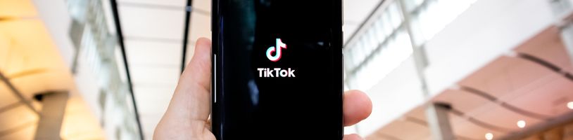 V TikToku byla bezpečnostní chyba, která umožňovala přístup nejen k aktivitám uživatele