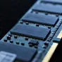 Samsung míří na výrobu paměti 1D do konce roku 2027, cílí na AI čipy HBM5