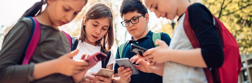OSN upozorňuje na možné nebezpečí spojené s mobilními telefony ve školách