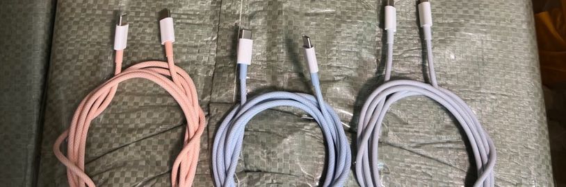 K iPhone 15 dostanete USB-C kabel ladící s barvou telefonu