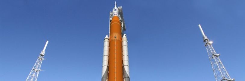 Návrat lidí k Měsíci se odkládá, NASA musí opravit obří raketu